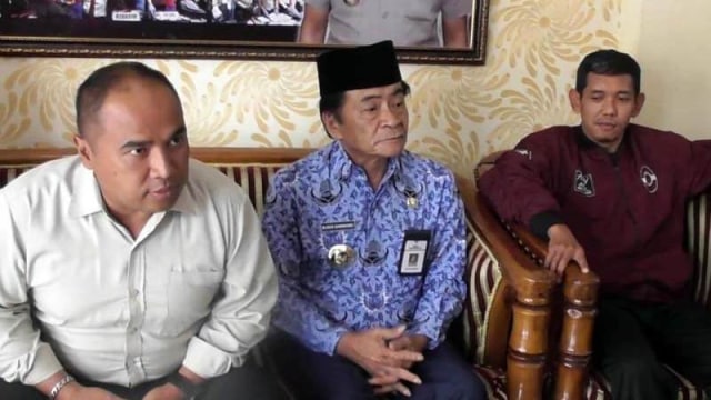 Bupati Banjarnegara Budhi Sarwono (tengah) dan Kepala Desa Batur terpilih Ahmad Fauzi (kanan) saat menggelar konferensi pers di Mapolres Banjarnegara. Foto: ANTARA/Sumarwoto