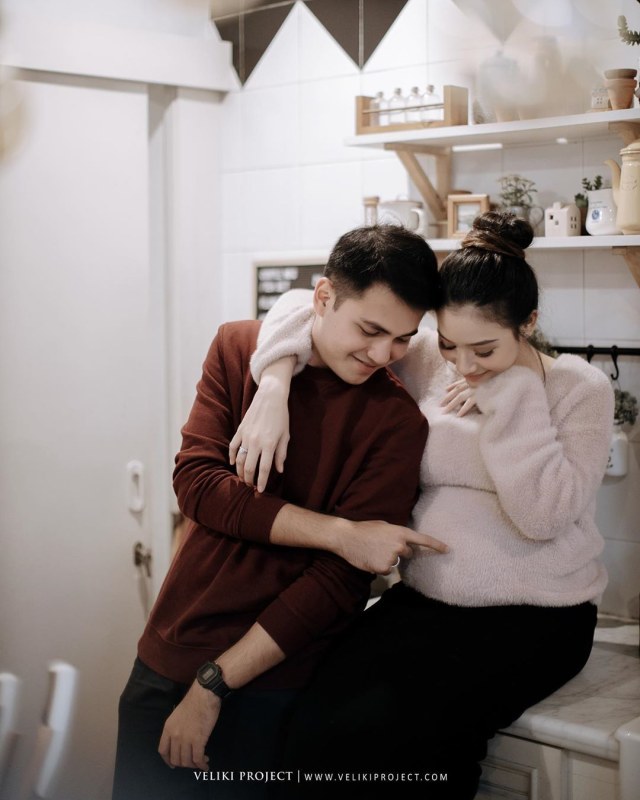 Rizky Alatas dan istri siap menyambut anak pertama. Foto: @achmadzanik via Instagram/@rizkyalatas