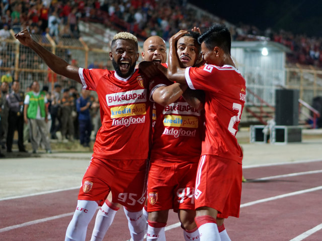 Para pemain Badak Lampung FC melakukan selebrasi usai bobol gawang Madura United di Stadion Sumpah Pemuda, Rabu Malam (27/11) | Foto: Syahwa Roza Hariqo/Lampung Geh