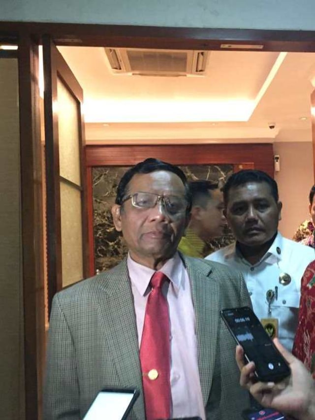 Mahfud MD di kantor Kemenkopolhukam. Foto: Abyan Faisal Putratama/kumparan