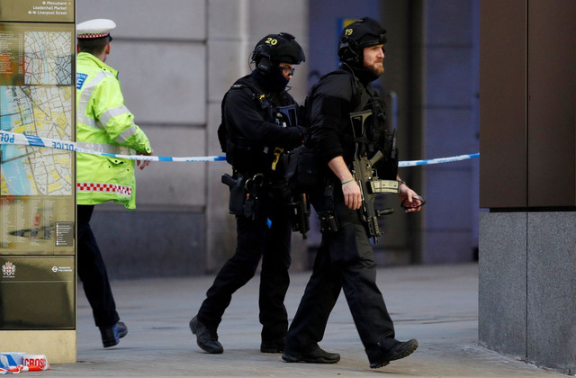 Polisi bersenjata di sekitar lokasi penusukan London Bridge Foto: Reuters