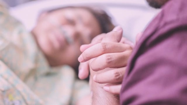 Ilustrasi suami menemani istri bersalin. Foto: Dok. Bukaan Moment