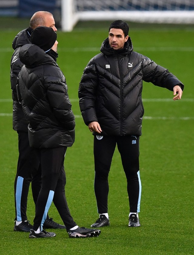 Asisten pelatih Manchester City, Mikel Arteta, berbicara dengan kolega-koleganya.  Foto: Paul ELLIS / AFP