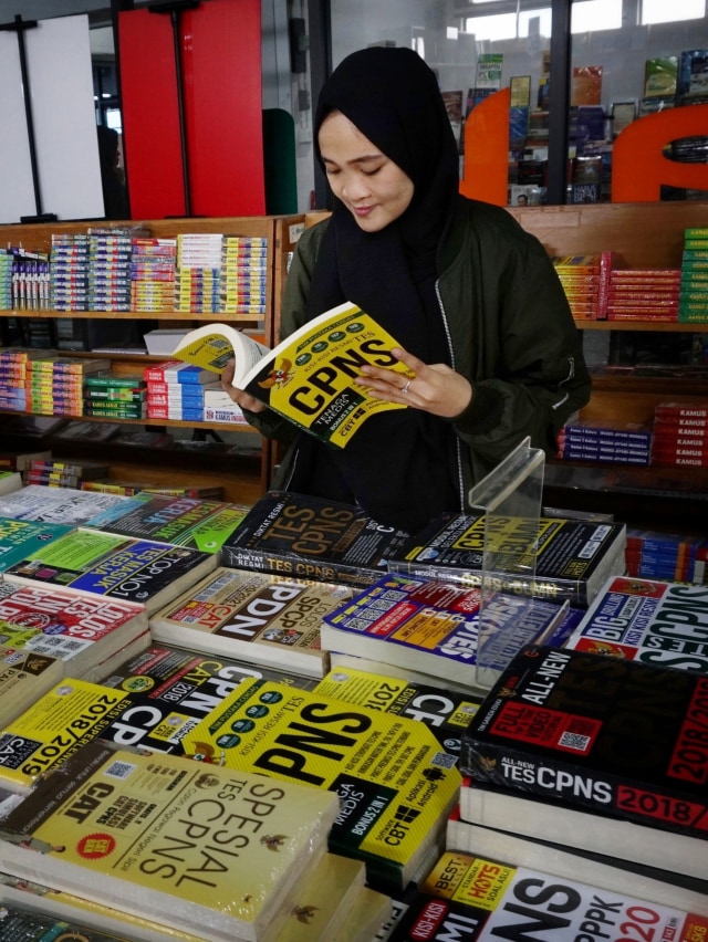 Pengunjung membaca buku paduan soal CPNS yang dijual di Pasar Kenari, Jakarta (30/11). Foto: Jamal Ramadhan/kumparan