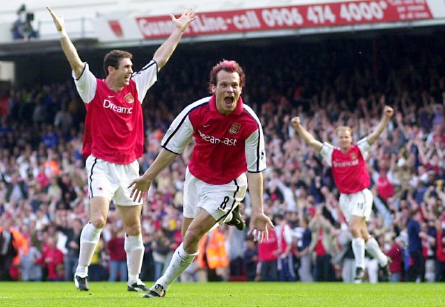 Fredrik Ljungberg (tengah) saat berkostum Arsenal. Foto: AFP/NICOLAS ASFOURI