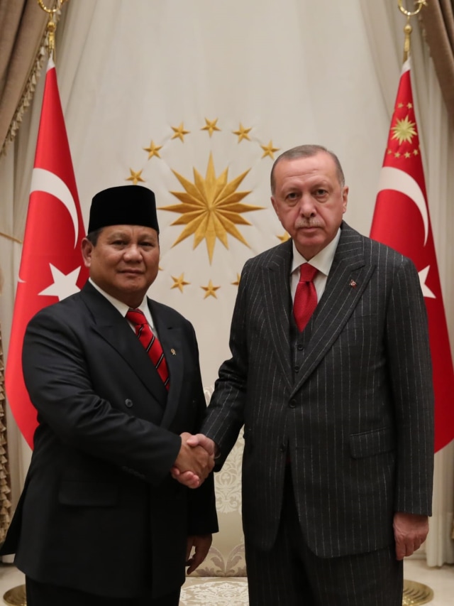 Menteri Pertahanan Prabowo Subianto (kiri) berjabat tangan dengan Presiden Turki Recep Tayyip Erdogan saat kunjungan kerja ke Turki. Foto: Dok.KBRI Ankara