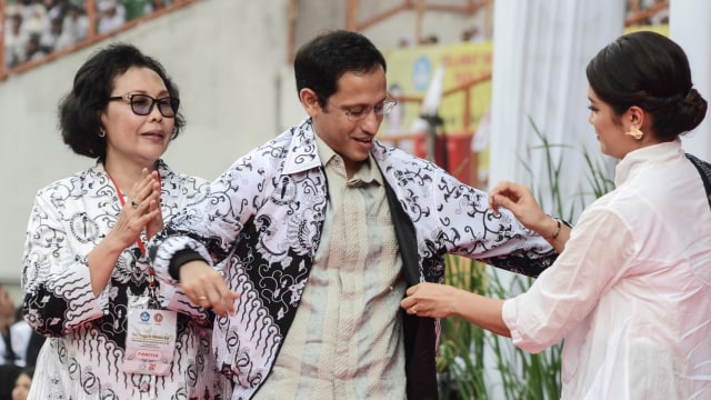 Mendikbud Nadiem Makarim (tengah) menghadiri puncak peringatan HUT Ke-74 Persatuan Guru Republik Indonesia (PGRI) di Stadion Wibawa Mukti, Cikarang.  Foto:  ANTARA FOTO/ Fakhri Hermansyah