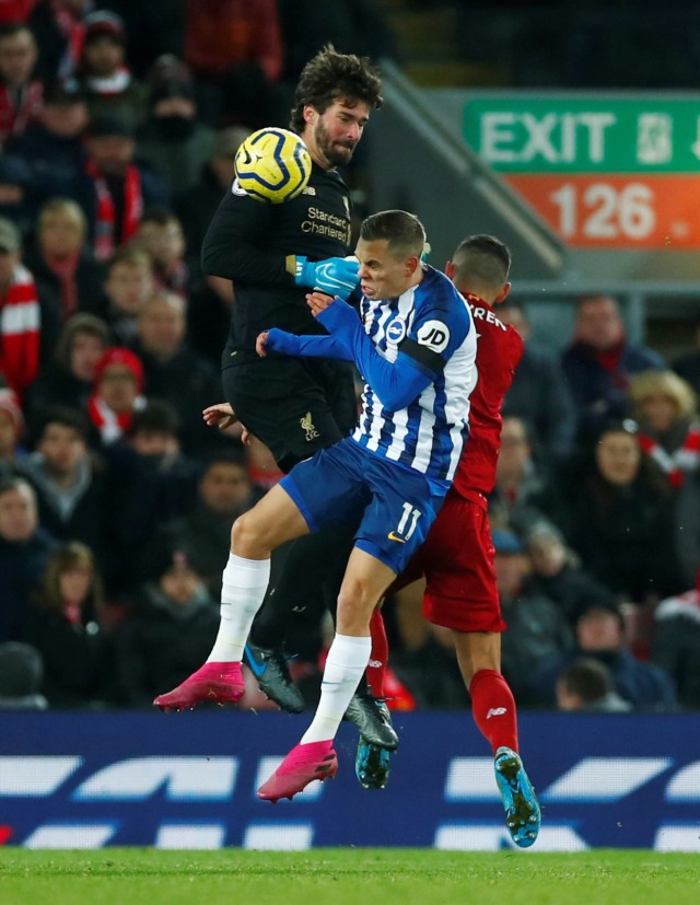 Maksud hati mau menyelamatkan gawang, eeeh...Alisson malah dikartu merah. Foto: REUTERS/Eddie Keogh