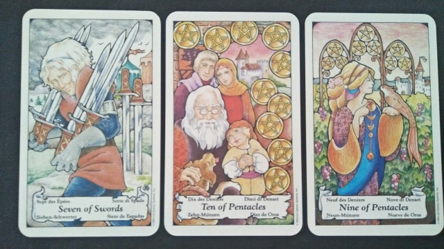 Seven of Swords, Ten of Pentacles, Nine of Pentacles. (Foto: Lidia Pratiwi)