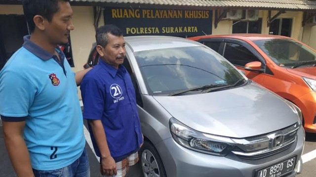 Tersangka Haryadi Sapta Parmana dan barang bukti Honda Mobilio. (Agung Santoso)