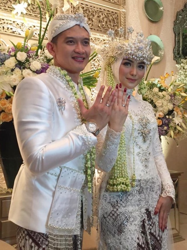 Rezky Aditya dan Citra Kirana usai akad nikah, Minggu, (1/12). Foto: Sarah Yulianti Purnama/kumparan