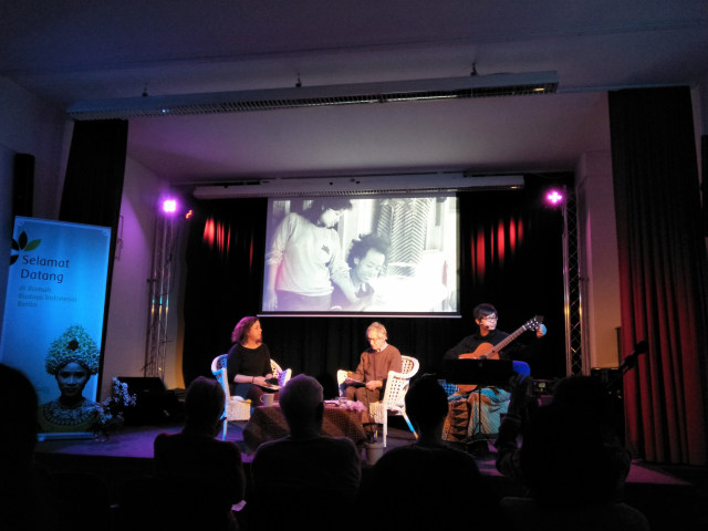 Eva Streifeneder (kiri), Dr. Peter Sternagel (tengah), dan Bilawa Ade Respati (kanan) pada acara Temu Sastra di Rumah Budaya Indonesia (RBI) Berlin, Kamis (28/11/19).