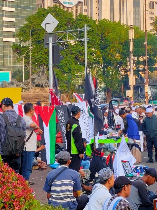 Sejumlah Pedagang memadati kawasan Monumen Nasional (Monas), Jakarta Pusat, Senin (2/12).  Foto: Abyan Faisal Putratama/kumparan 