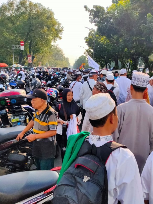 Sejumlah kendaraan motor terparkir di Jalan Merdeka Selatan, Jakarta, Senin (2/12).  Foto: Abyan Faisal Putratama/kumparan 