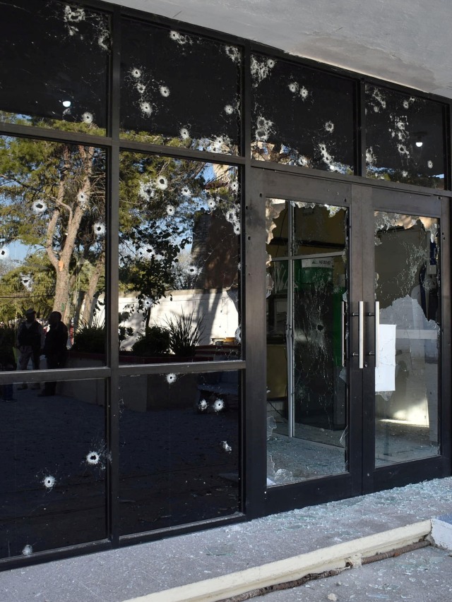 Kondisi Balai Kota Villa Unio yang penuh dengan peluru setelah bentrokan dengan kartel bersenjata di Villa Union, Coahuila, Meksiko. Foto: REUTERS / Gerardo Sanchez 