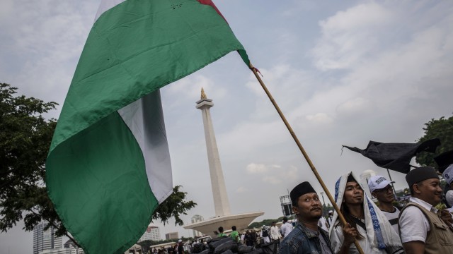 Peserta mengikuti aksi reuni 212 di kawasan Monas. Foto: ANTARA FOTO/Aprillio Akbar