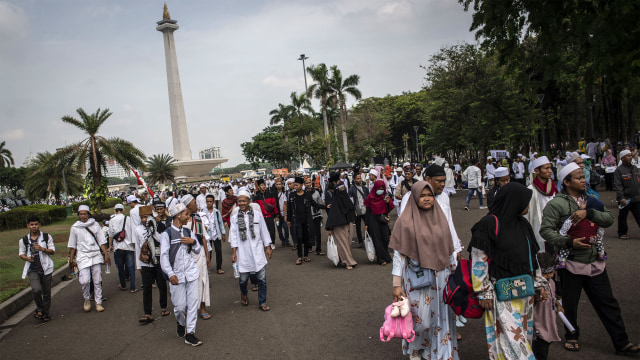 Peserta mengikuti aksi reuni 212 di kawasan Monas. Foto: ANTARA FOTO/Aprillio Akbar