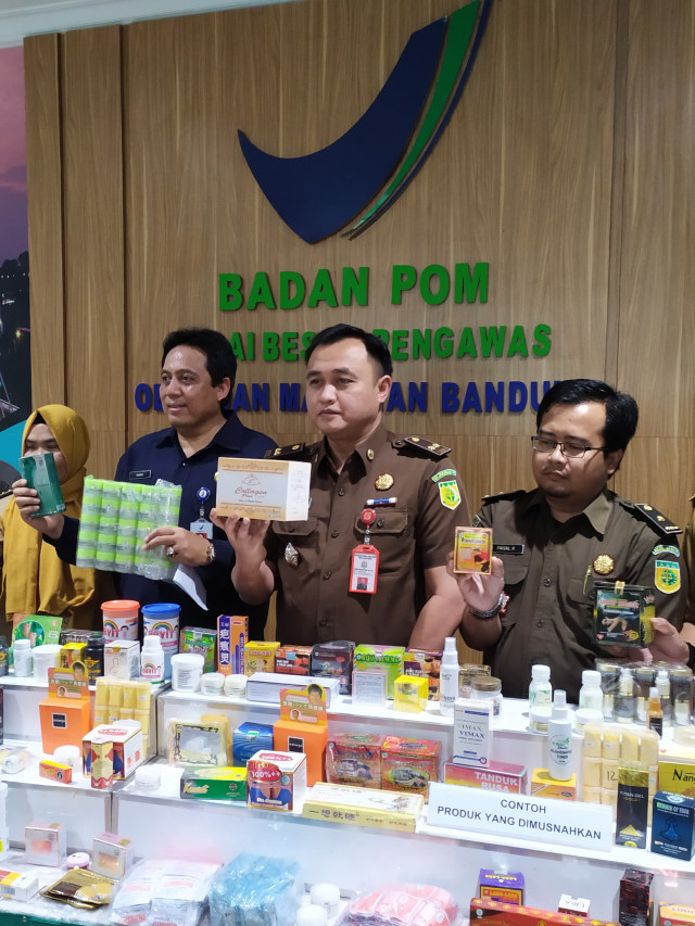 BBPOM Bandung musnahkan pangan dan obat-obatan Ilegal. Foto: Rachmadi Rasyad/kumparan 