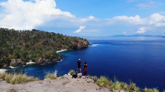 Wisatawan yang tengah menikmati indahnya Bukit Pulisan dari atas ketinggian Foto: Dok. Kemenparekraf