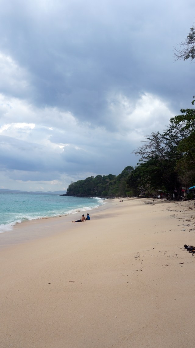 Wisatawan yang tengah menikmati indahnya Pantai Paal. Foto: Gitario Vista Inasis/kumparan