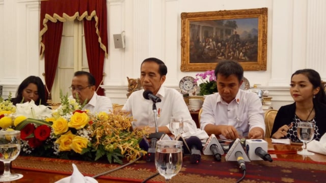 Presiden Joko Widodo (tengah) menjawab pertanyaan wartawan di Istana Merdeka. Foto: Fahrian Saleh/kumparan