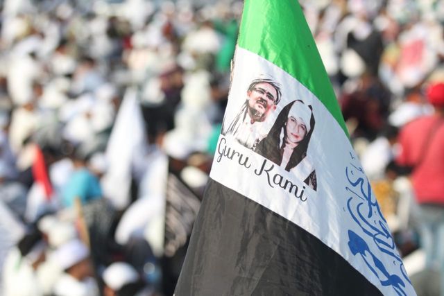 Bendera bergambar Habib Rizieq Shihab dibawa peserta Reuni 212 di Lapangan Monas, Jakarta, Senin (2/12).   Foto: Nugroho Sejati/kumparan 