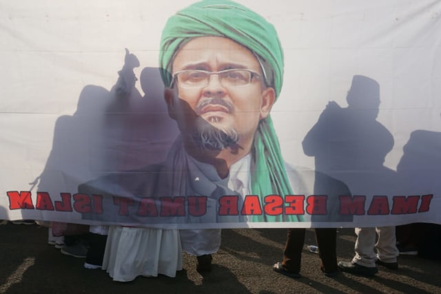 Bendera bergambar Habib Rizieq Shihab dibawa peserta Reuni 212 di Lapangan Monas, Jakarta, Senin (2/12).   Foto: Nugroho Sejati/kumparan 