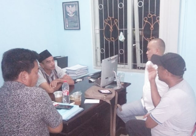 WNA asal China yang diintrogasi oleh petugas di Kantor Imigrasi Manokwari, Papua Barat. (Foto Irsye)