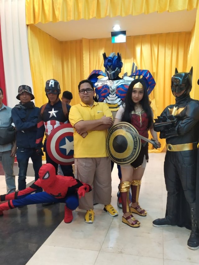 Politisi Golkar Ahmad Anama (tengah) oto bersama usai mengembalikan formulir pendaftaran calon ketum Golkar di DPP Golkar, Jakarta Barat, Senin (2/12). Foto: Maulana Ramadhan/kumparan