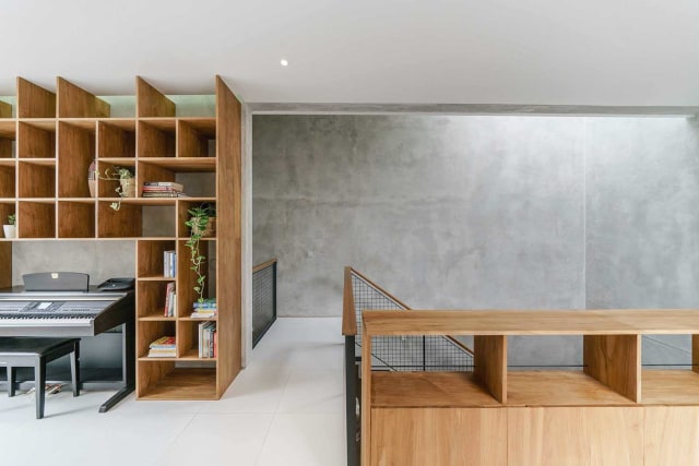 Dekorasi rak buku di Rumah Sela karya ArMSchitecture , via: arsitag.com