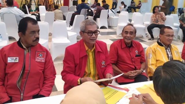 Politisi Golkar Agun Gunanjar (kedua kiri) mengembalikan formulir dan  berkas pencalonan ketua umum ke DPP Golkar, Senin (2/12) Foto: Maulana Ramadhan/kumparan