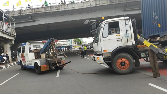 Kontainer tabrak pembatas di jalur TransJ, Grogol, Jakarta Barat, Senin (2/12). Foto: Dok. Trans Jakarta