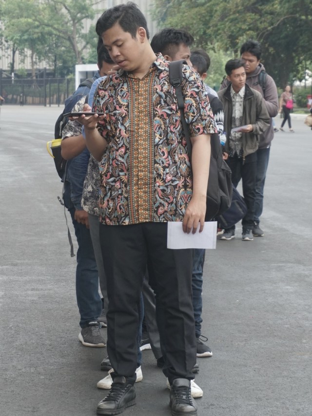Sejumlah pengunjung antre masuk ke bursa kerja Mega Career Expo 2019 di Stadion Utama Gelora Bung Karno, Jakarta (2/12).
 Foto: Iqbal Firdaus/kumparan 