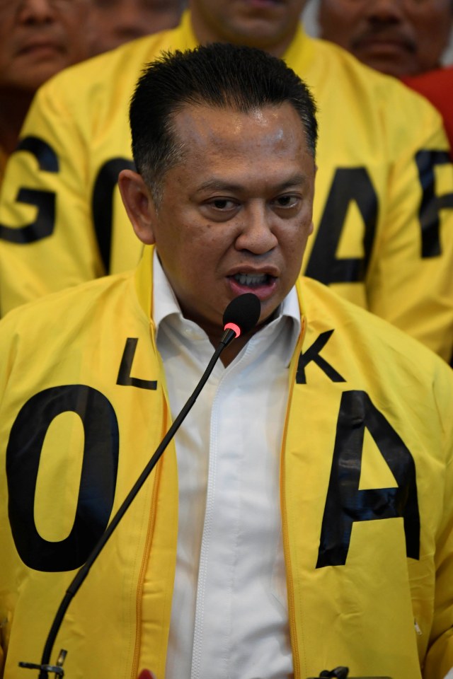 Bambang Soesatyo menyampaikan keterangan pers usai menyerahkan berkas pendaftaran bakal calon ketua umum (caketum) Partai Golkar di DPP Partai Golkar. Foto: FOTO/Puspa Perwitasari