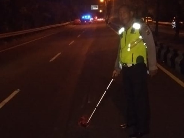 Polisi menunjukkan lokasi kecelakaan (IST)
