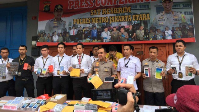 Polres Metro Jakarta Utara ungkap pabrik hp ilegal di kawasan Penjaringan, Jakarta Utara, Senin (2/12). Foto: Abyan Faisal/kumparan