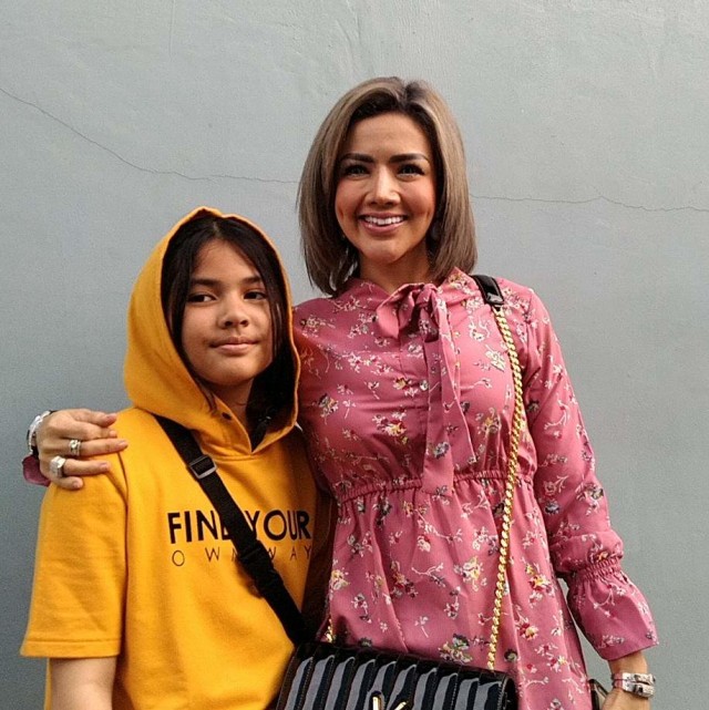 Kumalasari dan Keisha Aira, di kawasan Kapten Tendean, Jakarta Selatan, Senin (2/12). Foto: Maria Gabrielle Putrinda/kumparan