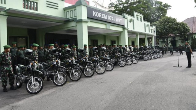 Sebanyak 15 unit kendaraan motor KLX diberikan secara simbolis. (Agung Samtoso)
