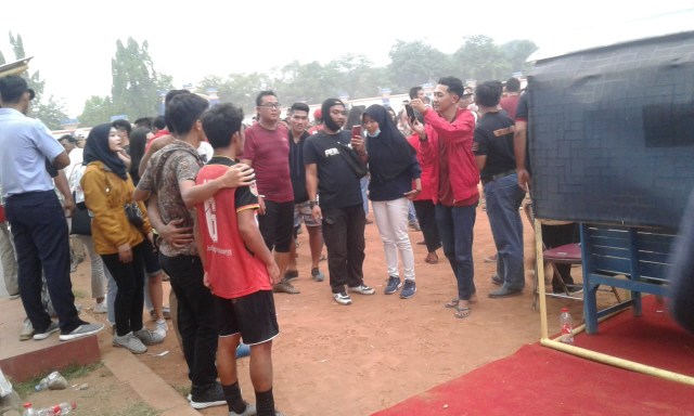 Supporter berkesempatan foto selfie dengan pemain Persekat usai pertandingan. 
