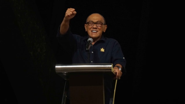 Aburizal Bakrie memberi sambutan saat acara malam silaturahmi di JHL. Solitaire hotel, Jl. Gading Serpong Boulevard, Senin (2/12). Foto: Irfan Adi Saputra/kumparan
