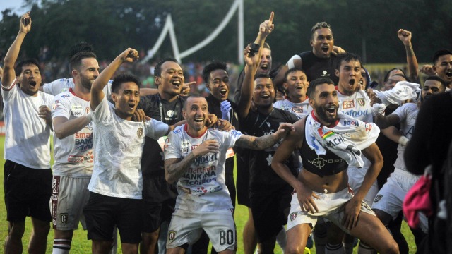 Pemain dan official tim Bali United merayakan kemenangan. Foto: ANTARA FOTO/Iggoy el Fitra