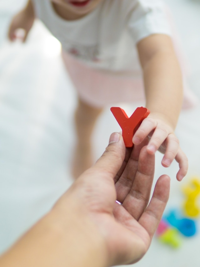 Ilustrasi bayi senang menjatuhkan mainan atau barang. Foto: Shutter Stock