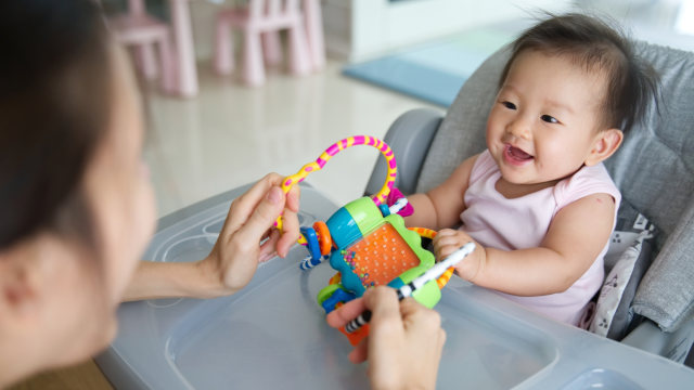 Ilustrasi ibu mengajak bayi bicara. Foto: Shutter Stock