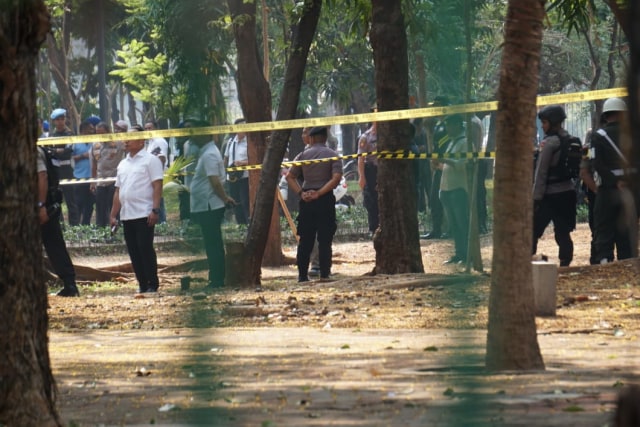 Polisi melakukan olah TKP di lokasi ledakan di dalam Monas, Selasa (3/12). Foto: Jamal Ramadhan/kumparan
