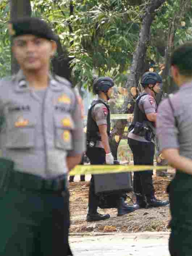 Polisi melakukan olah TKP usai ledakan di Monas, Selasa (3/12/2019). Foto: Jamal Ramadhan/kumparan