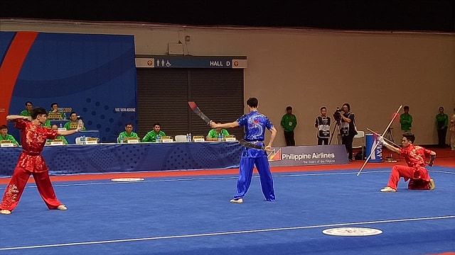 Edgar Xavier Marvelo, Seraf Naro Siregar, dan Harris Horatius meraih emas cabor wushu nomor tarung putra SEA Games 2019. Foto: Aditia Rizki Nugraha/kumparan