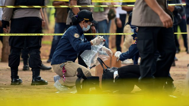 Anggota Labfor Mabes Polri mengumpulkan barang bukti di TKP ledakan di kawasan Monas, Jakarta, Selasa (3/12). Foto: ANTARA FOTO/Nova Wahyudi