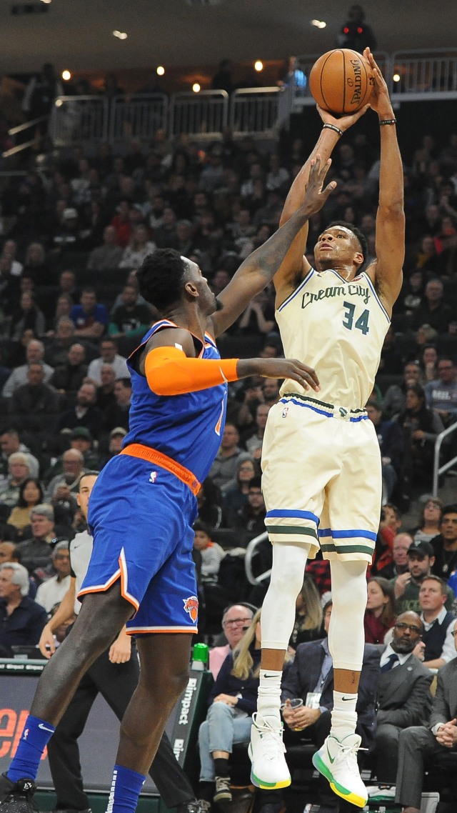 Bintang Milwaukee Bucks, Giannis Antetokounmpo (putih), beraksi di laga NBA melawan New York Knicks.  Foto: Michael McLoone-USA TODAY Sports