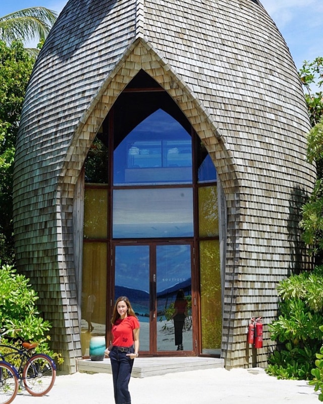 Maia Estianty yang menghabiskan liburannya di salah satu resor di Maldives, The St. Regis Maldives Vommuli Resort Foto: Instagram/@maiaestiantyreal