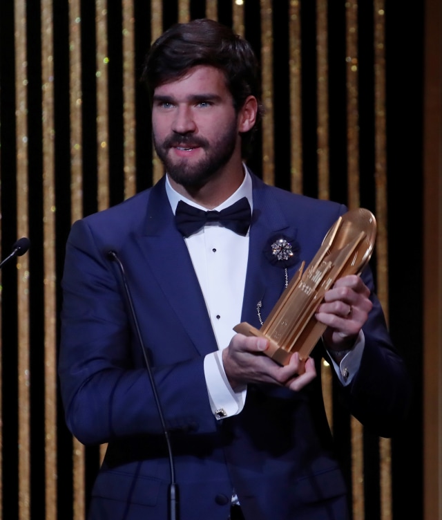 Alisson Becker saat meraih Yachine Trophy 2019. Foto: REUTERS/Christian Hartmann